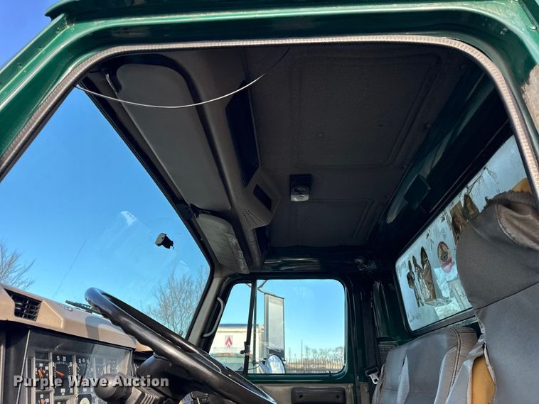 image for item EF2297 2002 International 4700 box truck