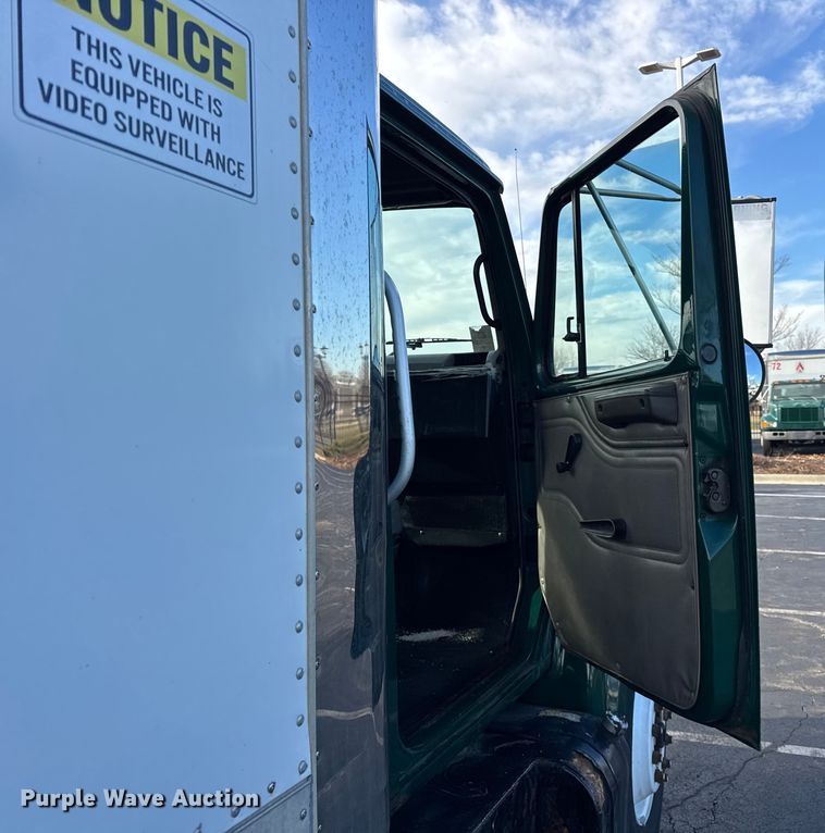 image for item EF2297 2002 International 4700 box truck