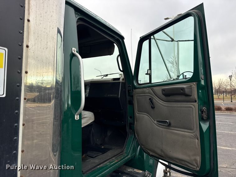 image for item EF2299 2002 International 4700 box truck