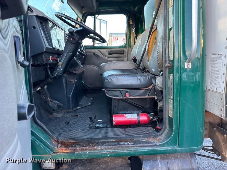 image for item EF2301 2002 International 4700 box truck