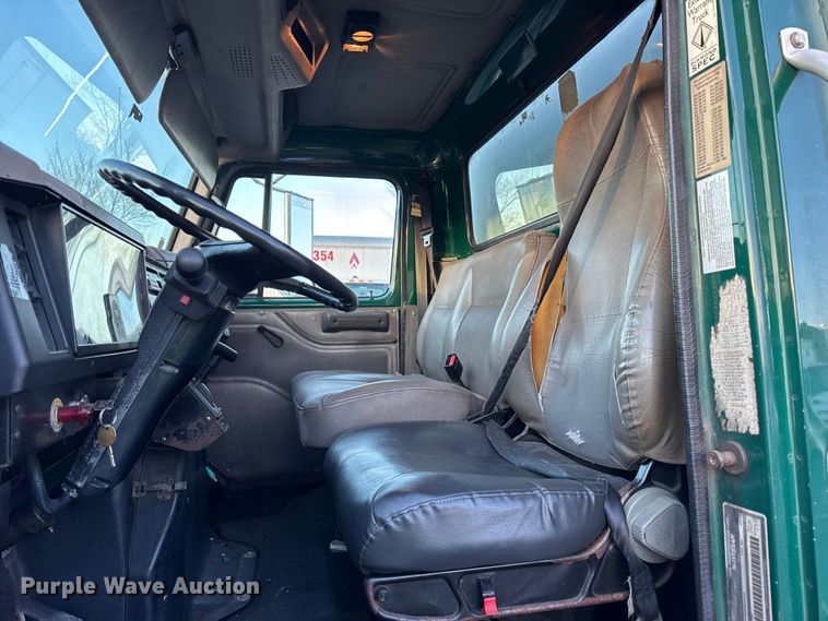 image for item EF2301 2002 International 4700 box truck