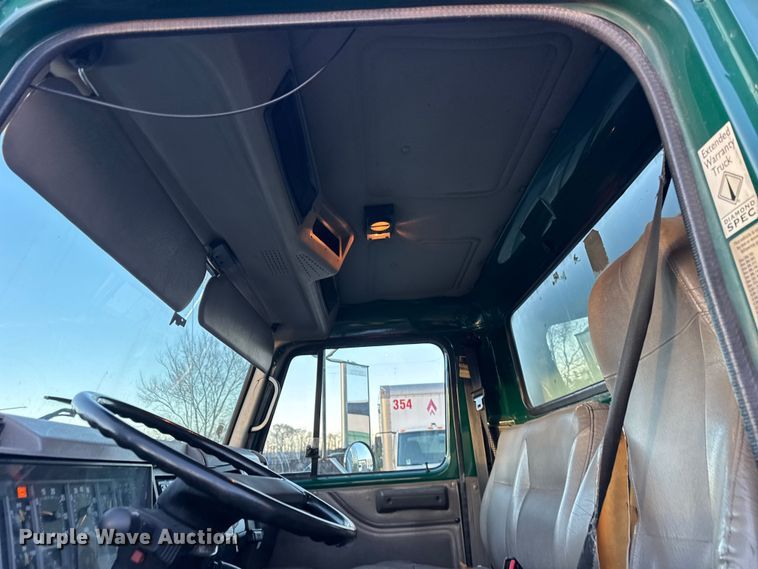 image for item EF2301 2002 International 4700 box truck