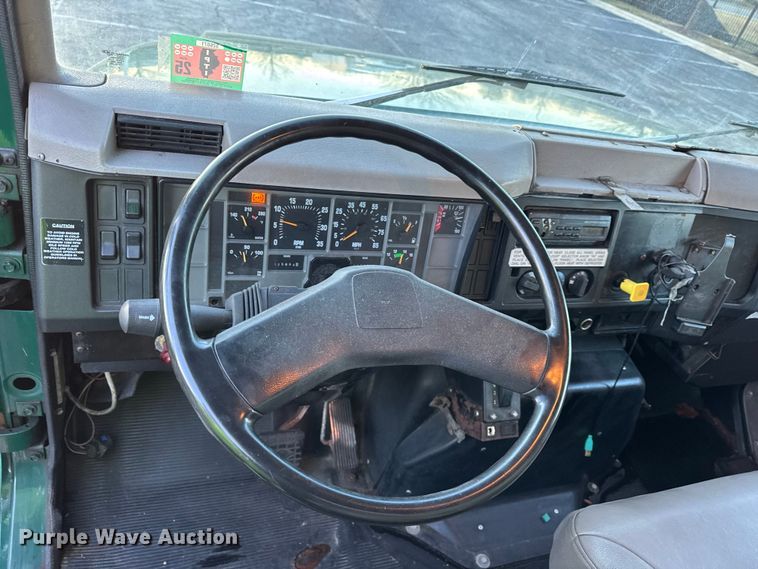 image for item EF2301 2002 International 4700 box truck