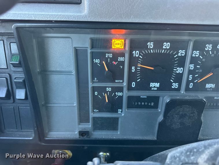 image for item EF2301 2002 International 4700 box truck