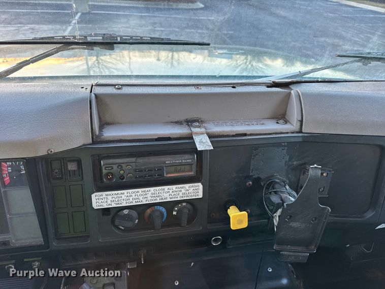 image for item EF2301 2002 International 4700 box truck