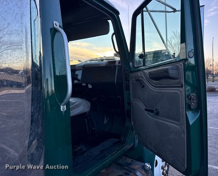 image for item EF2301 2002 International 4700 box truck