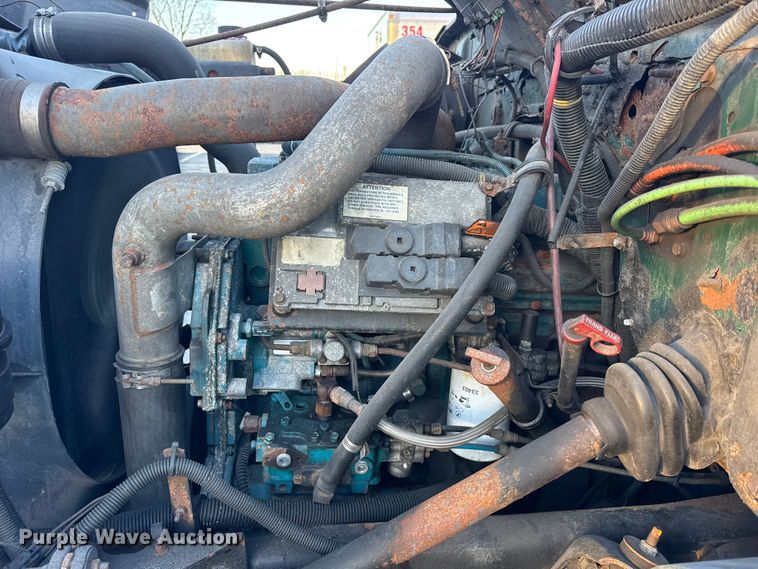 image for item EF2301 2002 International 4700 box truck