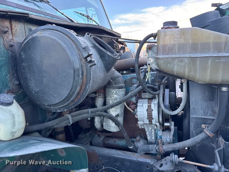 image for item EF2301 2002 International 4700 box truck