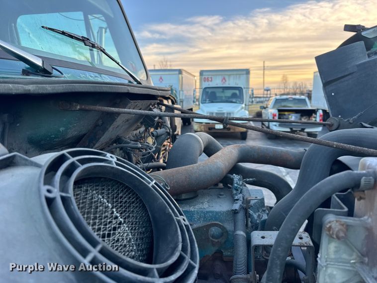 image for item EF2301 2002 International 4700 box truck