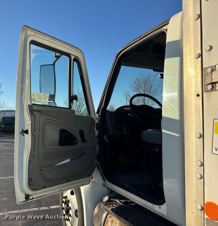 image for item EF2304 2006 International 4300 box truck