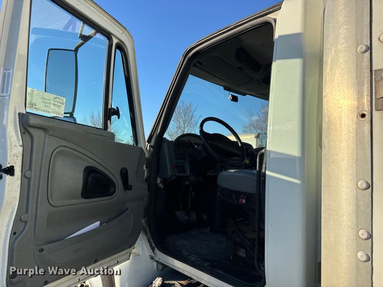 image for item EF2304 2006 International 4300 box truck