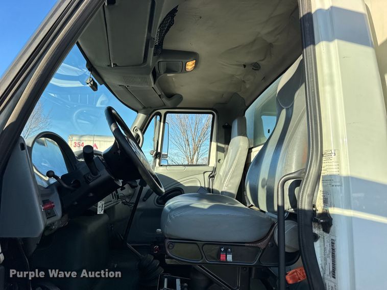 image for item EF2304 2006 International 4300 box truck