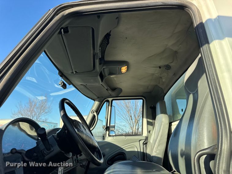 image for item EF2304 2006 International 4300 box truck