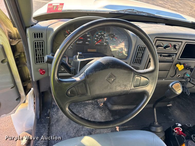 image for item EF2304 2006 International 4300 box truck