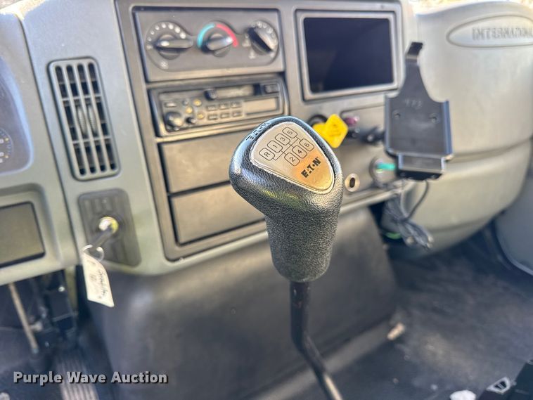 image for item EF2304 2006 International 4300 box truck