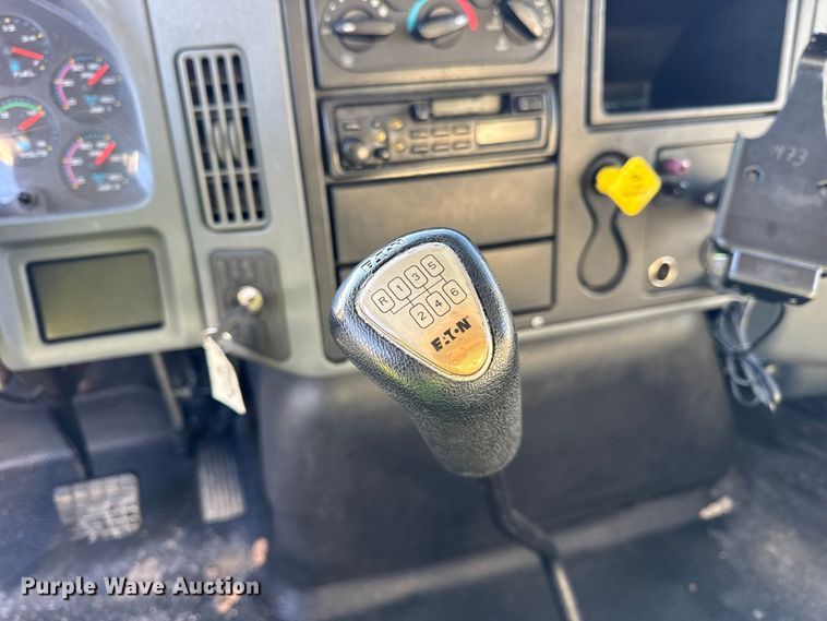 image for item EF2304 2006 International 4300 box truck