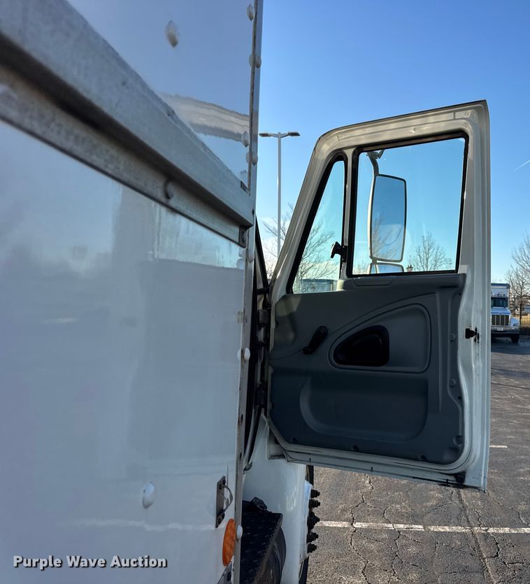 image for item EF2304 2006 International 4300 box truck