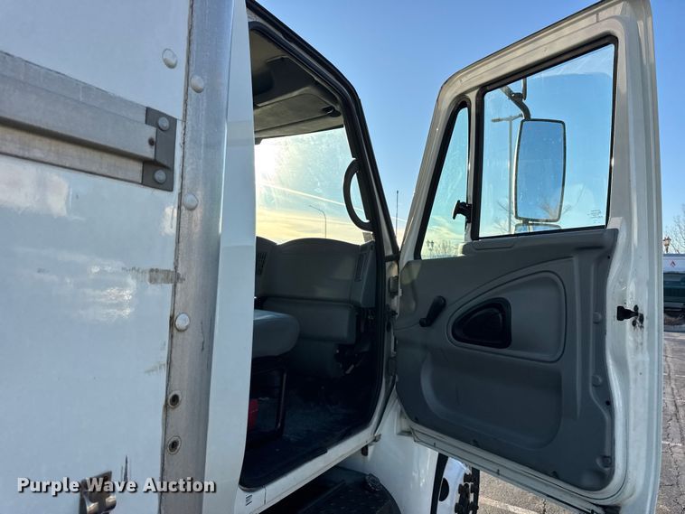 image for item EF2304 2006 International 4300 box truck