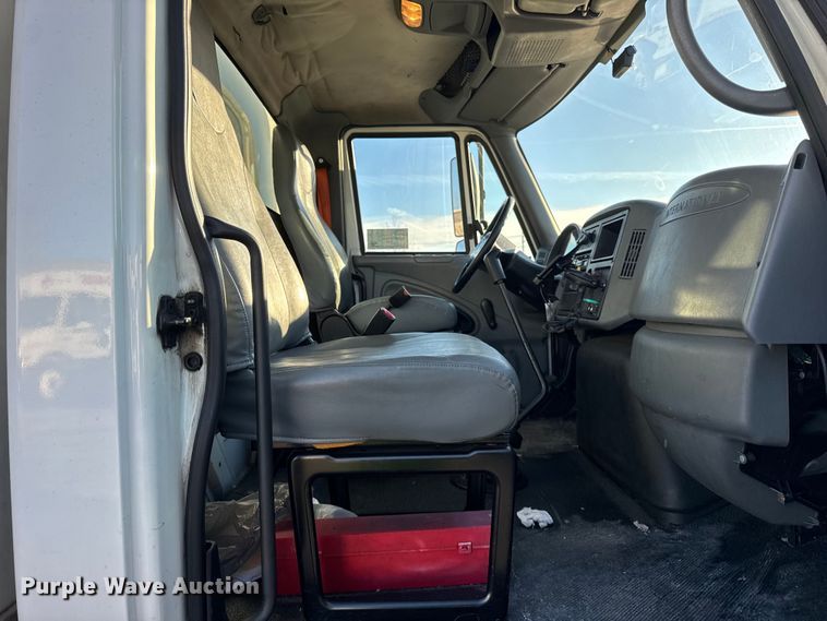 image for item EF2304 2006 International 4300 box truck