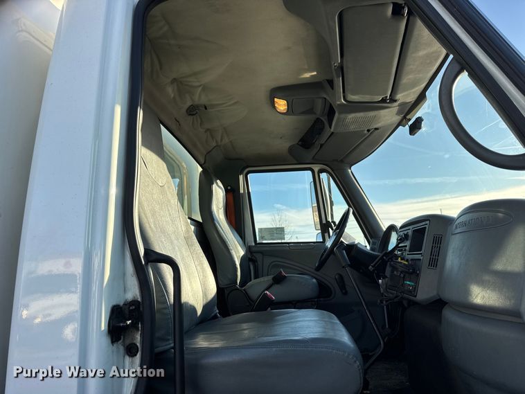 image for item EF2304 2006 International 4300 box truck