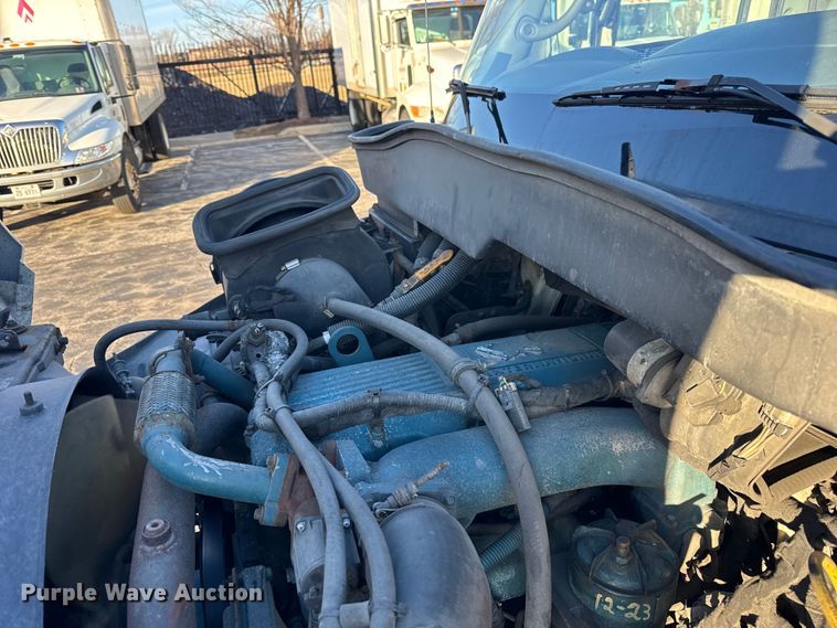 image for item EF2304 2006 International 4300 box truck