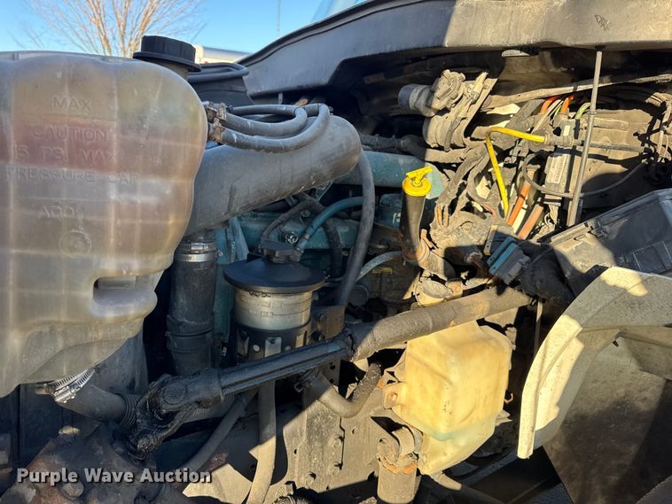 image for item EF2304 2006 International 4300 box truck