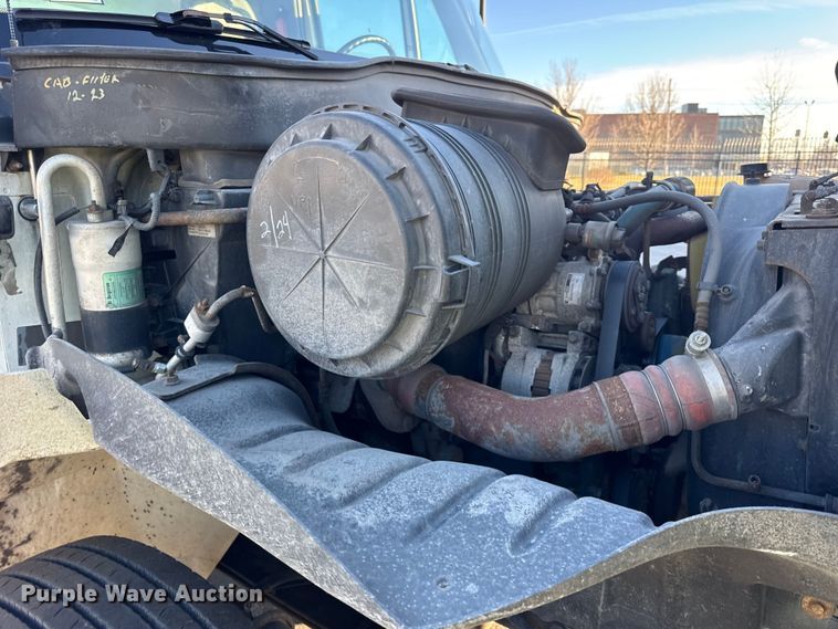 image for item EF2304 2006 International 4300 box truck