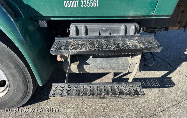 image for item EF2305 2006 International 4300 box truck