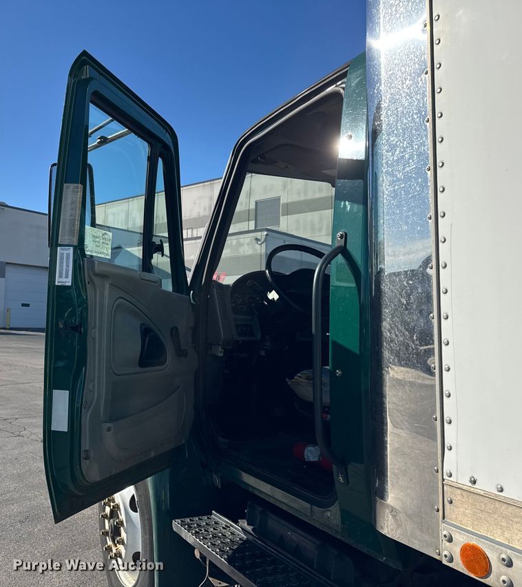 image for item EF2305 2006 International 4300 box truck