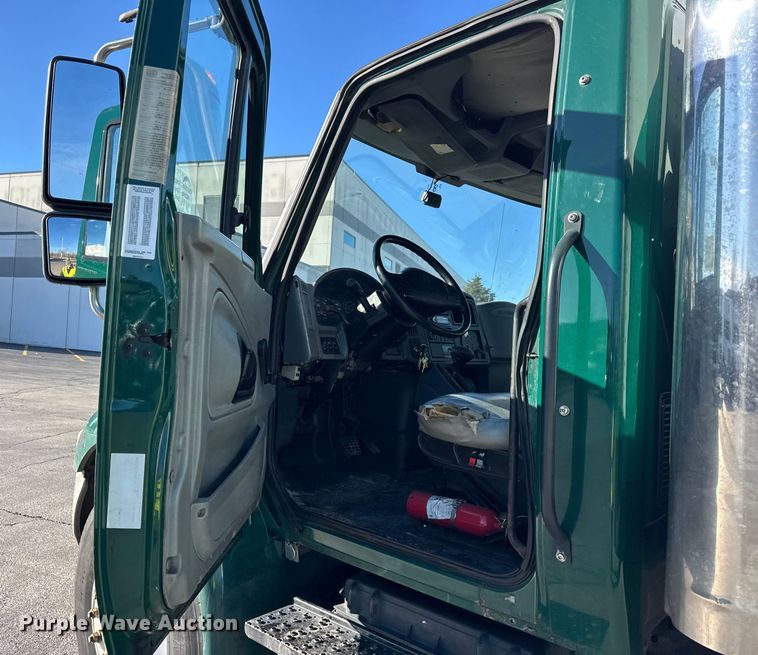 image for item EF2305 2006 International 4300 box truck