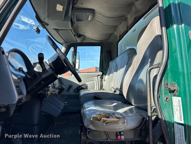 image for item EF2305 2006 International 4300 box truck