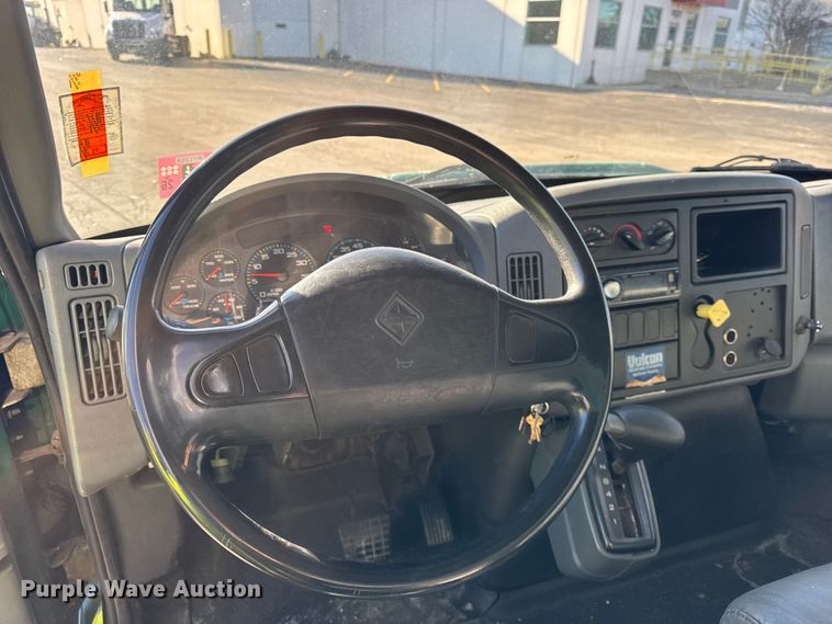 image for item EF2305 2006 International 4300 box truck