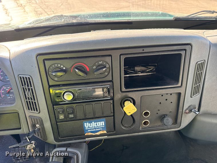 image for item EF2305 2006 International 4300 box truck