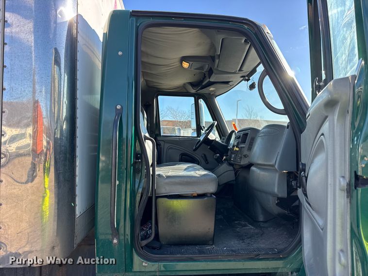 image for item EF2305 2006 International 4300 box truck