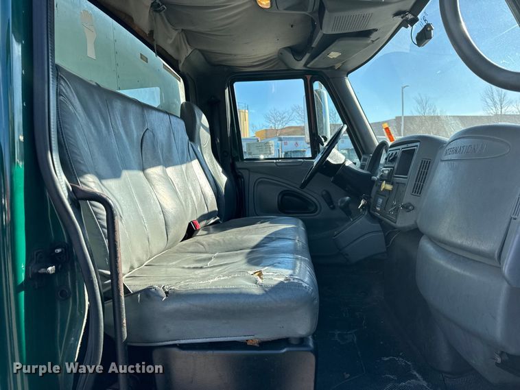 image for item EF2305 2006 International 4300 box truck