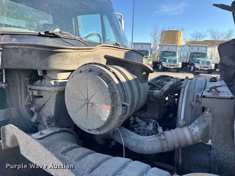 image for item EF2305 2006 International 4300 box truck