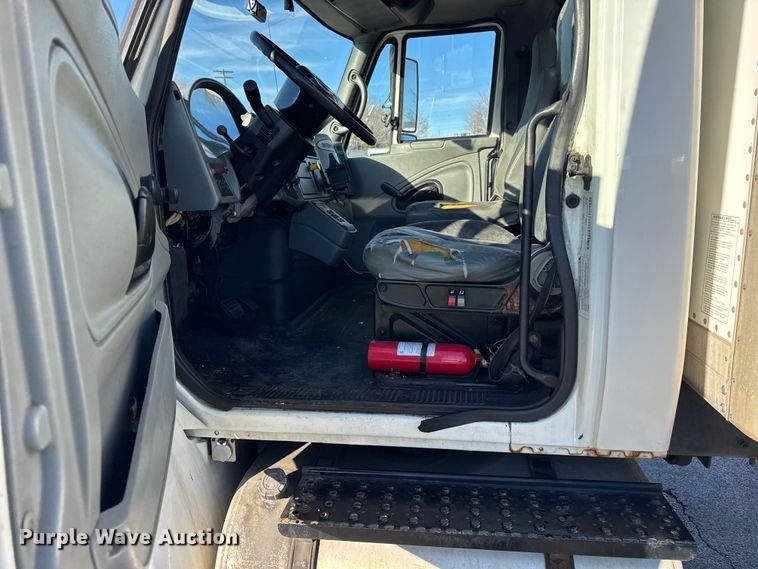 image for item EF2310 2005 International 4300 box truck