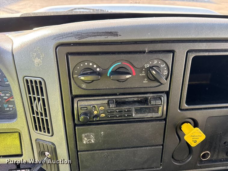 image for item EF2310 2005 International 4300 box truck