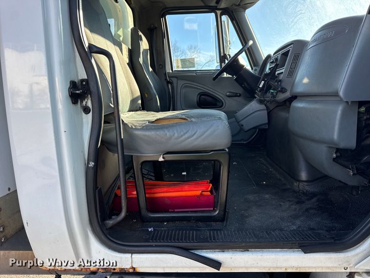 image for item EF2310 2005 International 4300 box truck