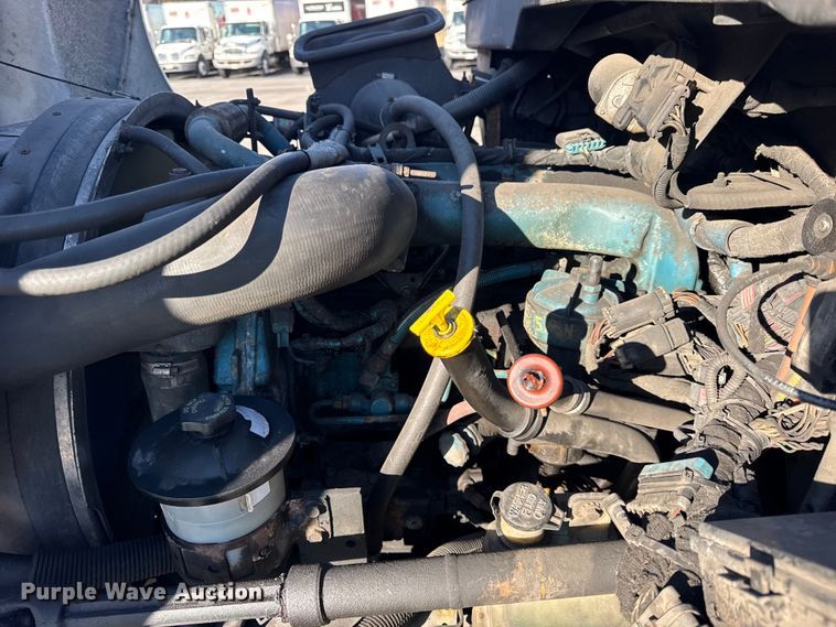 image for item EF2310 2005 International 4300 box truck