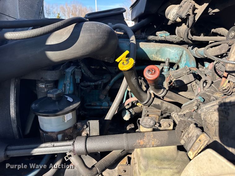 image for item EF2310 2005 International 4300 box truck