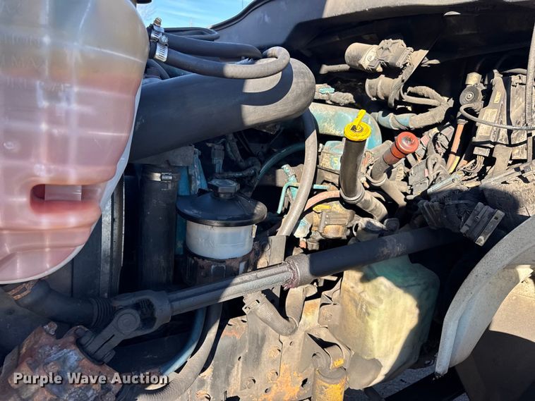 image for item EF2310 2005 International 4300 box truck