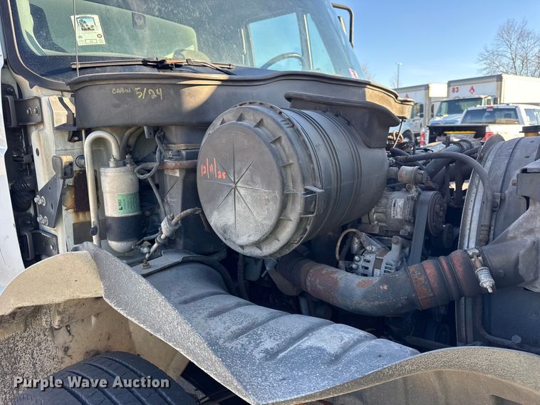 image for item EF2310 2005 International 4300 box truck