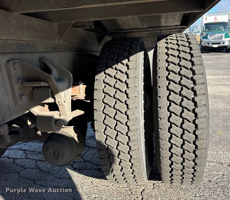 image for item EF2310 2005 International 4300 box truck