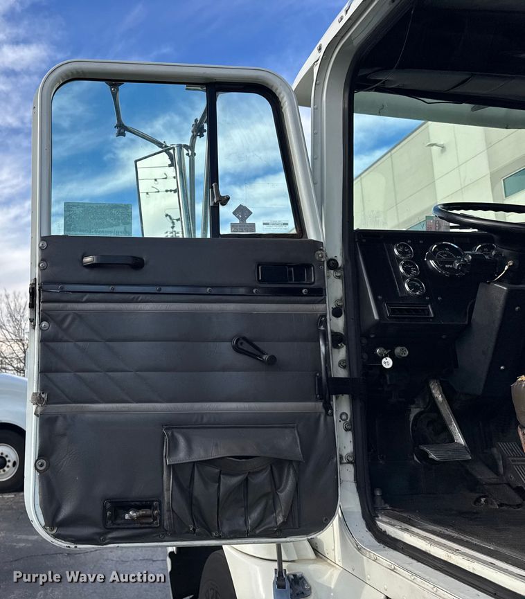 image for item EF2317 1998 International 9100 semi truck