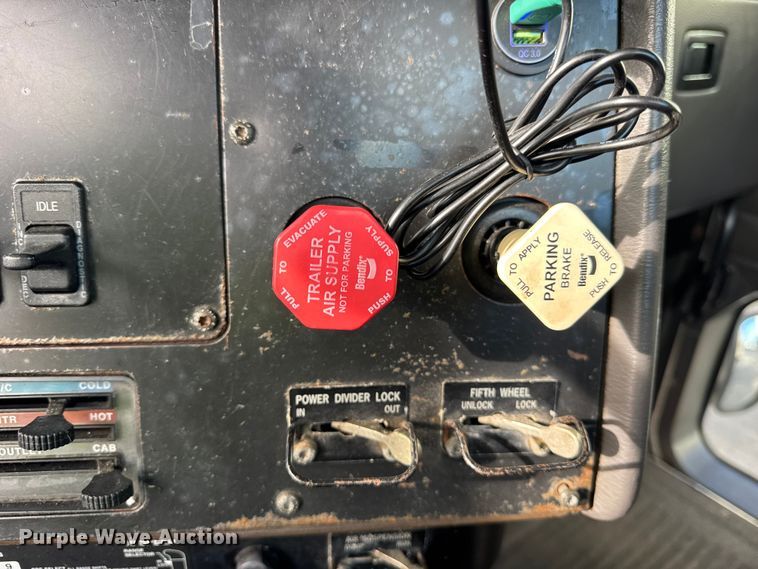 image for item EF2317 1998 International 9100 semi truck