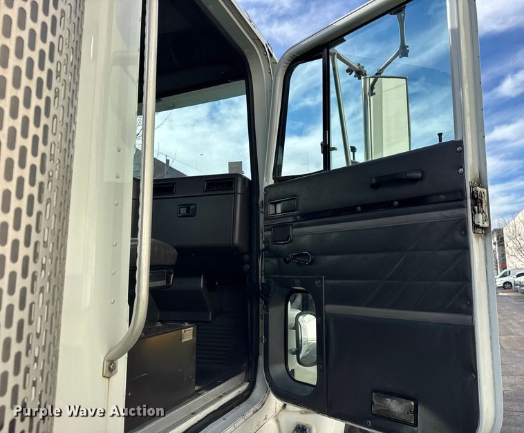 image for item EF2317 1998 International 9100 semi truck