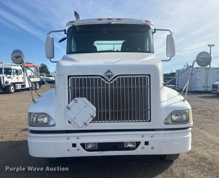 image for item EG2000 2006 International 9400i semi truck