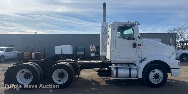 image for item EG2000 2006 International 9400i semi truck