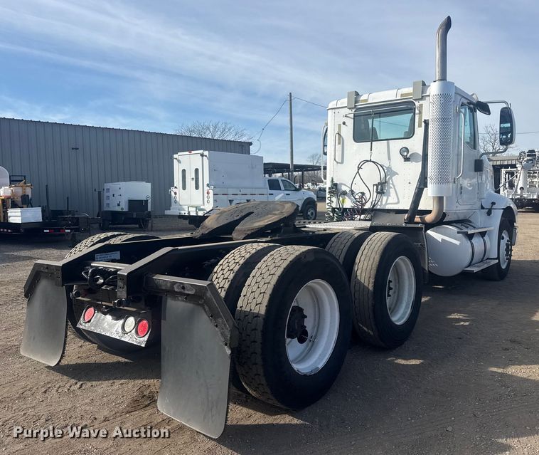image for item EG2000 2006 International 9400i semi truck